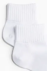 Pack de tres pares de medias deportivas blancas de corte tobillero, confeccionadas en tejido funcional DryMove™ que absorbe la humedad.