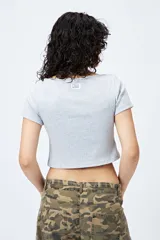 Remera cropped negra de ribb con escote cuadrado y manga corta.