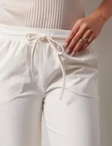 Pantalón jogger negro de corte ancho, con pretina elastizada y lazo de ajuste.