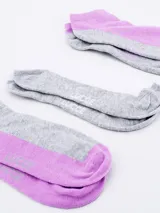 Pack de tres pares de soquetes tobilleros con diseño bicolor. Un par color beige con puntera y talón verde lima, un par gris con puntera y talón verde lima, y un par color beige con puntera y talón verde lima.