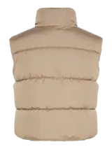 Chaleco puffer color beige con cuello alto, cierre frontal con botones a presión y bolsillos laterales.