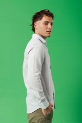 Camisa celeste de manga larga con cuello clásico y corte slim.