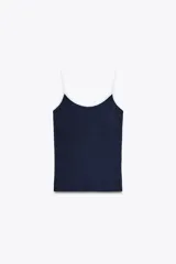 Camiseta azul marino de tirantes finos con escote redondo y detalle de ribete blanco en contraste.
