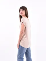 Remera rosa de corte recto, con cuello en V y mangas cortas con dobladillo.