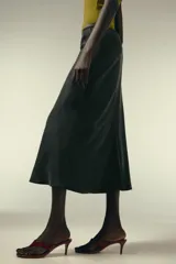 Falda midi color verde oliva de tiro alto con cintura elástica.
