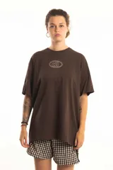Remera oversize marrón con logo en el pecho, diseñada para un look cómodo y versátil.