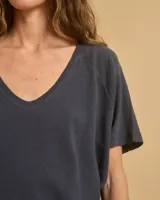 Remera marrón de lino y algodón, con escote en V y mangas cortas.