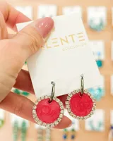 Aros colgantes con aro de acero plateado y dije circular rojo con borde de strass.
