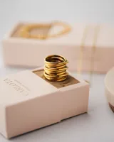Anillo dorado de acero quirúrgico con baño de oro de 18k, diseño entrelazado.