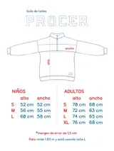 Buzo de felpa con medio cierre, diseño a bloques de color azul, blanco y rojo.