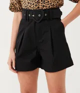 Short negro de sarga con cintura alta, trabillas, cierre con botón y cremallera, bolsillos, pliegues delanteros y cinturón con hebilla de corazón.
