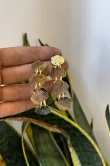 Aros colgantes dorados con diseño irregular en forma de cascada.