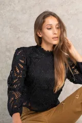 Blusa negra de encaje cluny con mangas abullonadas tres cuartos y cuello alto festoneado.
