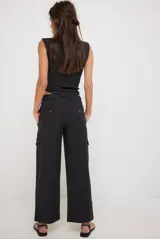 Pantalón cargo color crema, de corte recto y tiro alto, con bolsillos laterales con solapa y ajuste con cordón en la cintura.