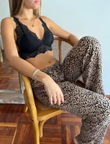 Pantalón de pijama con estampado de animal print, de corte suelto y elástico en la cintura.