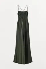 Vestido largo de tirantes finos cruzados en la espalda, confeccionado en tejido satinado color verde oscuro.