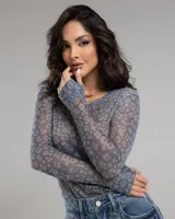 Blusa de tul ultra liviano y translúcido con estampado animal print denim y efecto glitter.