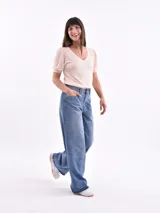 Blusa color crema con escote en V y mangas cortas abullonadas.