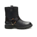Bota de cuero negra con caña media y correa decorativa con hebilla metálica.