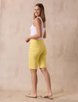 Bermuda color beige en gabardina elastizada, con pretina ancha elastizada, bolsillos simulados en la parte delantera y bolsillos aplicados en la parte trasera.