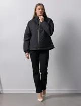 Campera beige capitoneada marca Weatherproof, con cierre central, bolsillos delanteros y forro interno.
