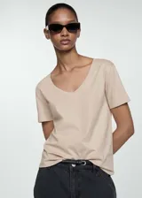 Remera color beige de corte recto, con cuello en V y mangas cortas.