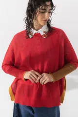 Sweater de punto calado color beige con apliques geométricos en marrón y mangas 3/4.