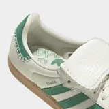 Championes Adidas Samba LT blancos con detalles en verde, suela color caramelo y puntera de gamuza.