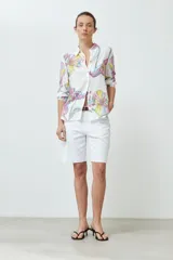 Camisa blanca con estampado de lirios de campo en tonos fucsia, amarillo y celeste.