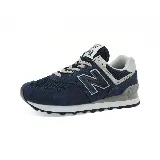 Championes urbanos New Balance modelo Classics Traditionnels, color azul marino con detalles en gris y blanco, confeccionados en gamuza y malla, con logo "N" característico en los laterales y entresuela ENCAP.