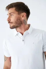 Polo de jersey color bordó, de manga corta, con logo bordado y fit regular.