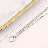Collar de acero quirúrgico plateado con doble cadena, una de eslabones y otra de bolitas, con dije de aro.