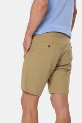 Bermuda color beige con cintura elastizada, bolsillos laterales y traseros.