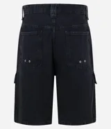 Bermuda de hombre, modelo baggy, confeccionada en jeans de algodón. Presenta cintura con trabillas, cierre por botón y cremallera, y bolsillos tipo carpinteiro.