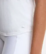 Remera deportiva blanca de microfibra leve con cuello redondo, mangas cortas y bajo redondeado.