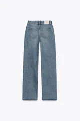 Jeans tobilleros de tiro alto color celeste, corte recto y cinco bolsillos.