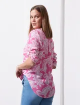 Blusa de gasa estampada color celeste con diseño paisley, marca Ruby Rd. Cuello a la base, escote en v y abertura con botones. Delantera con bolsillos. Largo de manga regulable con presilla y botón. Terminación de ruedo con nudo.