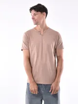Remera color marrón claro con cuello henley y corte slim.