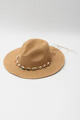 Sombrero de paja color beige con ala ancha y cinta decorativa con conchas y piedras de colores.