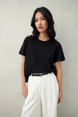 Remera blanca de algodón con cuello redondo y mangas cortas.