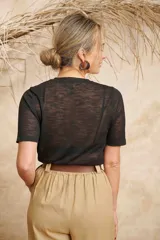 Remera celeste de hilo fino con cuello redondo y mangas cortas.