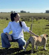 Blusa blanca de lino con cuello Galon estructurado y mangas largas abullonadas.