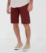 Bermuda masculina de sarga color rosado, con corte recto y bolsillos laterales.