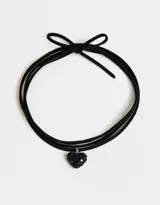 Gargantilla choker negra con dije de corazón con incrustaciones de strass.