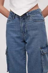 Pantalón cargo de corte amplio en color off white, con múltiples bolsillos y cintura alta.