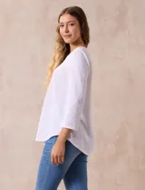 Blusa negra de tejido labrado marca Ruby Rd, con cuello redondo, escote en V y aplique metálico en el escote. Manga tres cuartos.