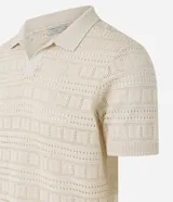 Remera polo de manga corta color crema, con cuello en V y textura patchwork.