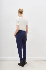 Pantalón de jogging color verde agua, de corte relajado, con cintura elástica y cordón de ajuste.