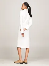 Vestido camisero midi color blanco, de corte recto, con cuello camisero, manga larga, cinturón con hebilla y múltiples bolsillos.
