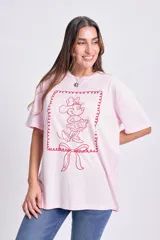 Remera rosa de corte amplio con estampa de Minnie Mouse enmarcada en rojo.